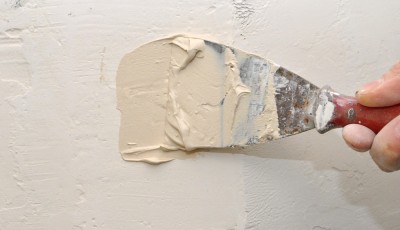 Reboucher un trou dans un mur sans enduit