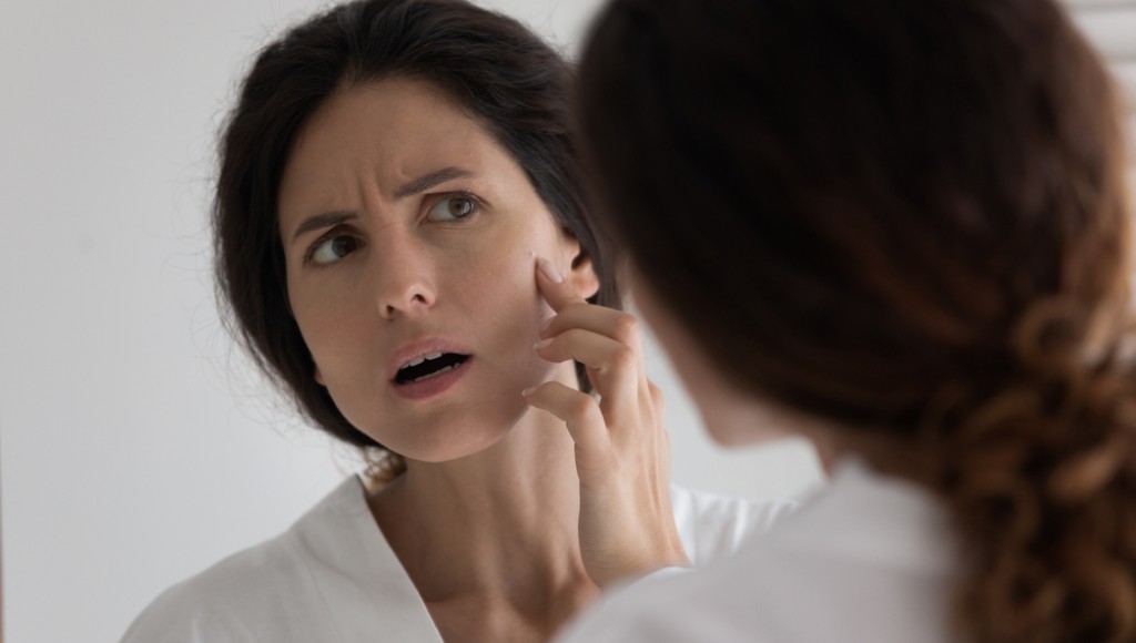 Les erreurs beauté qui accélèrent le vieillissement de la peau