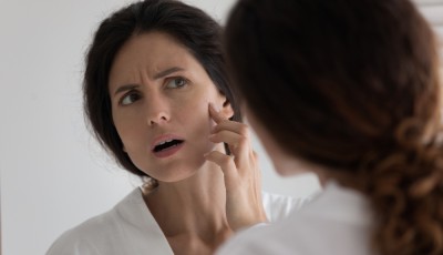 Les erreurs beauté qui accélèrent le vieillissement de la peau