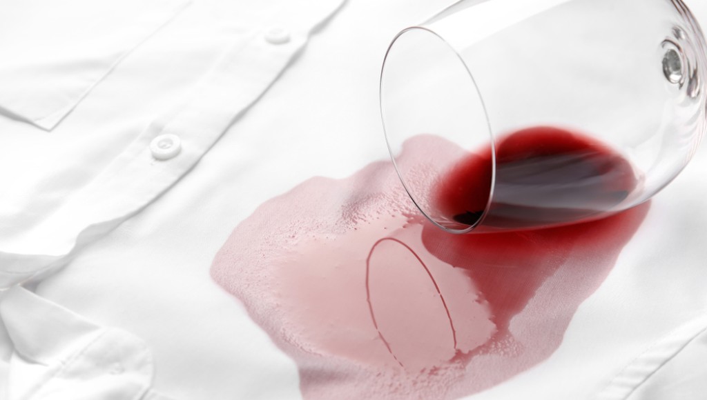 Les meilleures astuces pour éliminer une tache de vin rouge