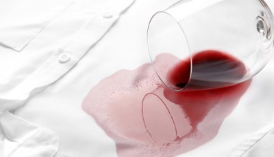 Les meilleures astuces pour éliminer une tache de vin rouge