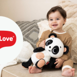 Testez gratuitement la peluche snuggly buddy panda de Tiny Love